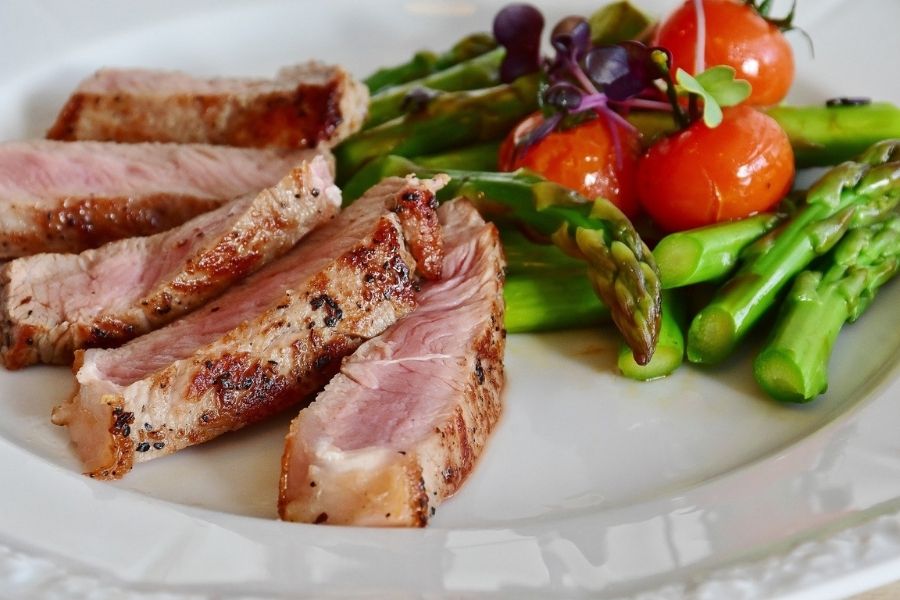 Las verduras, por su alto contenido en fibra, son una guarnición excelente para las carnes rojas, muy ricas en grasas saturadas