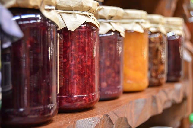 Frascos de fruta en conserva. Muestra diferentes frutaas. 