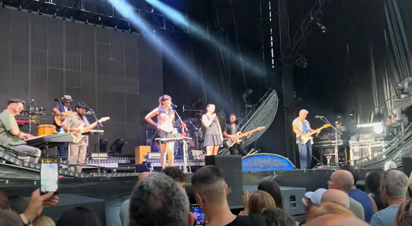 Cantante Rosalen, actuando en el Festival de Barbastro 2025