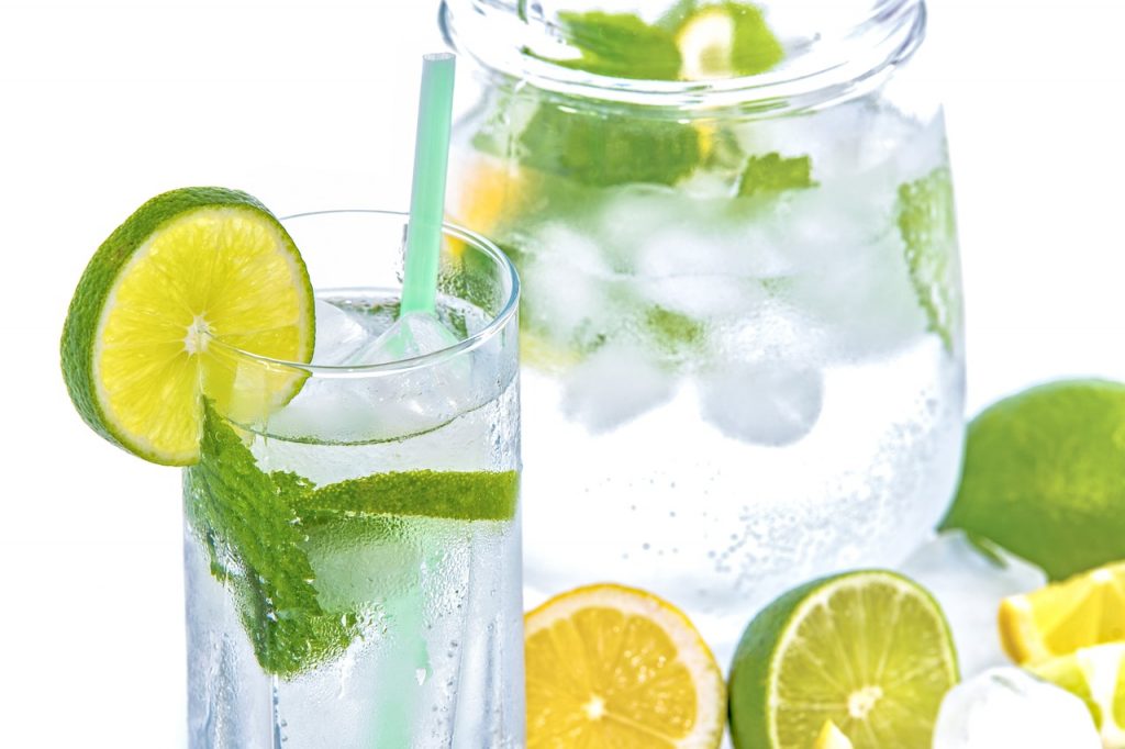 Hay diferentes de hidratarse en verano y una buena opción es agua con limón.