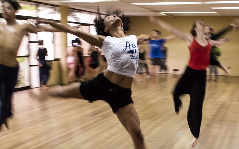 Personas bailando en clase