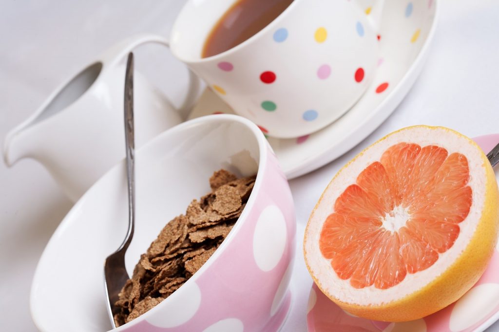 Un desayuno completo debe de incluir cereales, leche y fruta.