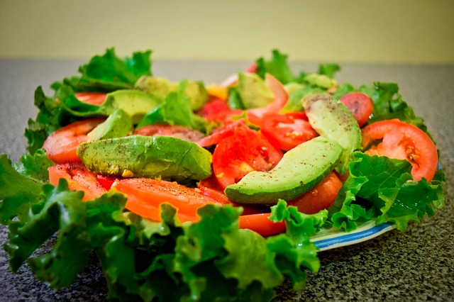 El aguacate puede consumirse de diferentes maneras, aunque la más común es en ensalada.