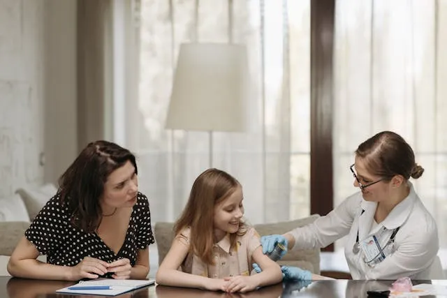 Una madre y su hija con diabestes en la consulta del médico haciendo su revisión médica