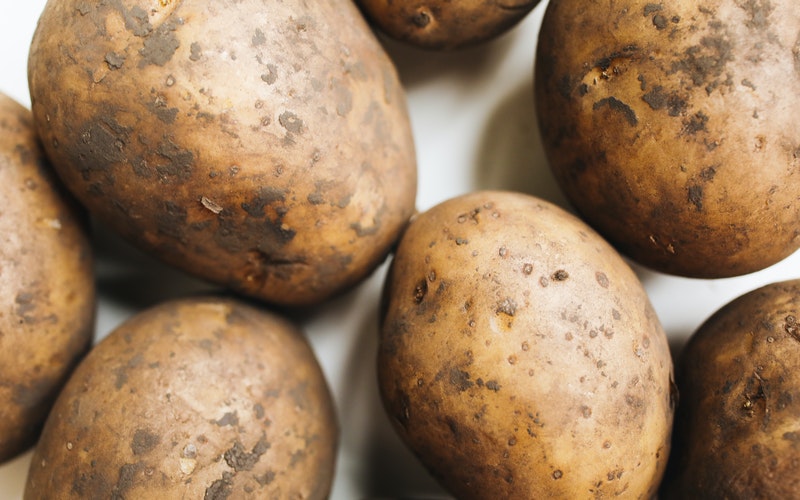 Patatas manchadas de tierra