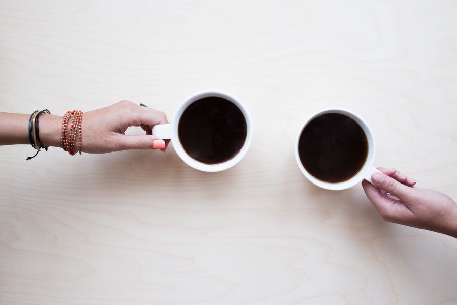 Personas tomando café