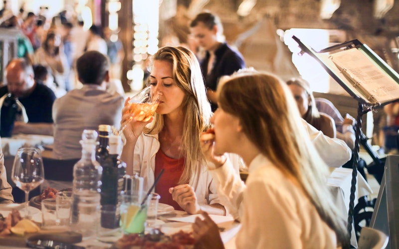 mujeres comiendo en un restaurante