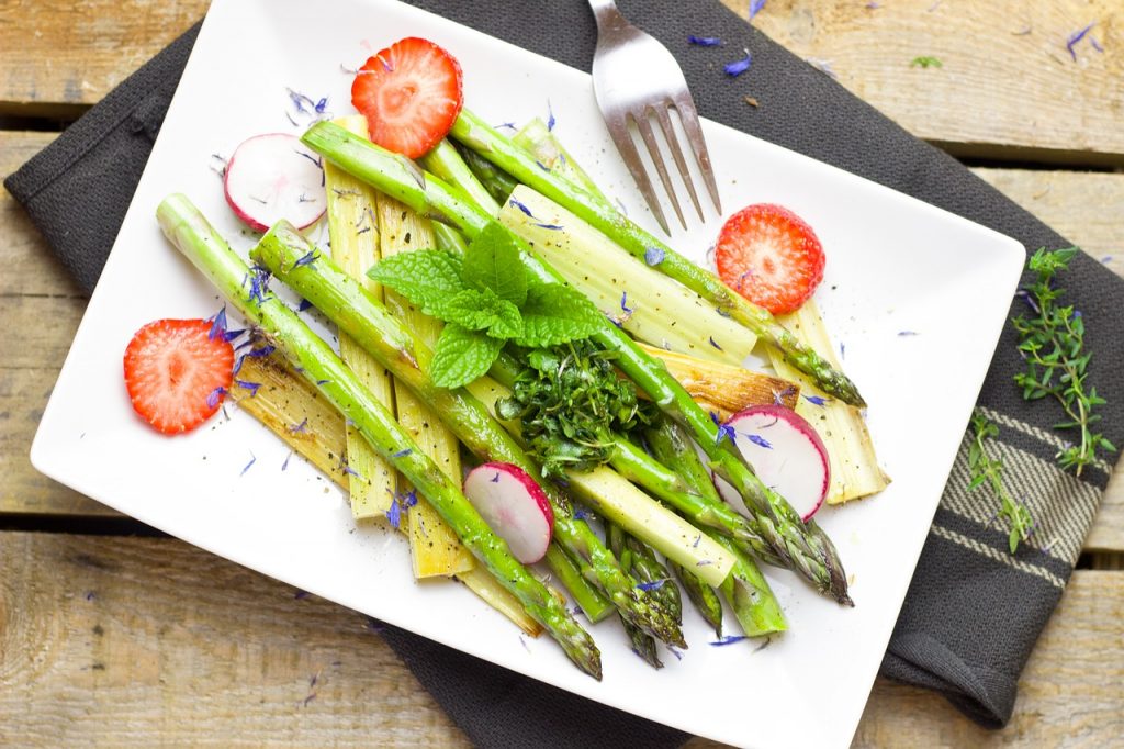 Las verduras y ensaladas es una excelente opción, ya que ayudan a saciar el apetito y son muy nutritivas 