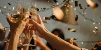 Un brindis con todas las manos alzadas