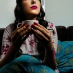 Chica-pensativa-con-una-taza-cafe