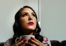 Chica-pensativa-con-una-taza-cafe