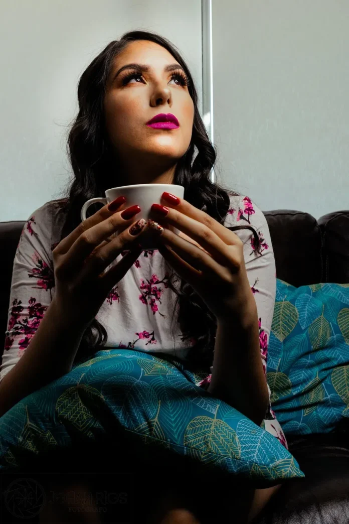 Pensando qué ocurrirá ahora que te han diagnosticado Diabetes Chica-pensativa-con-una-taza-cafe