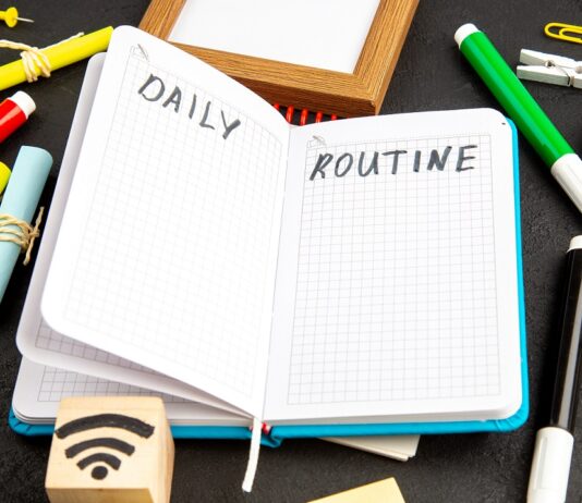 Un cuaderno abierto para escribir las rutinas del día