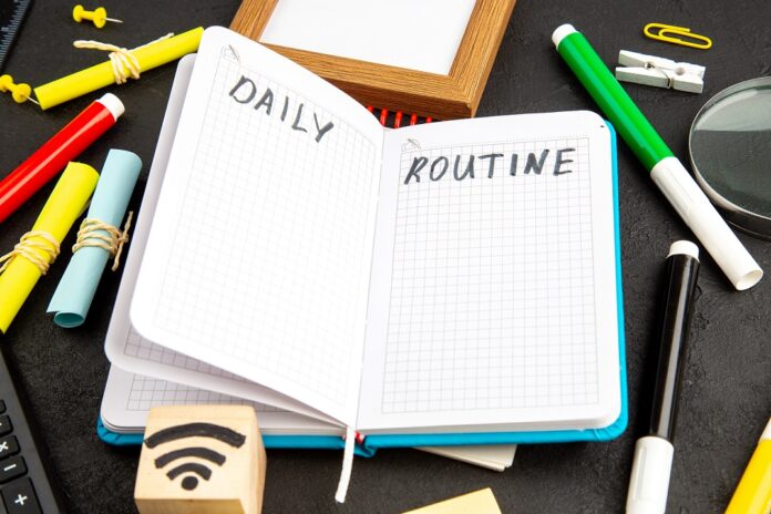 Cuaderno abierto para escribir la rutina del día, con lapices de colores Un cuaderno abierto para escribir las rutinas del día