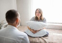 Mujer con almohada