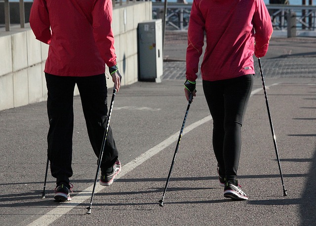 Marcha nórdica: ¿qué ventajas tiene caminar con bastones?