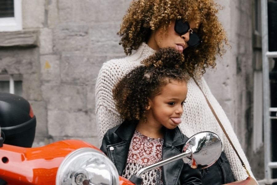 Madre con su hija en motocicleta