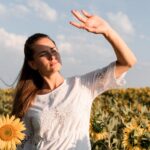 Mujer al sol haciendo visera con las manos