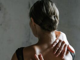 Mujer haciendo estiramiento de brazos