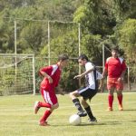 Niños jugando a fútbol