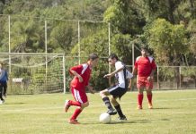 Niños jugando a fútbol