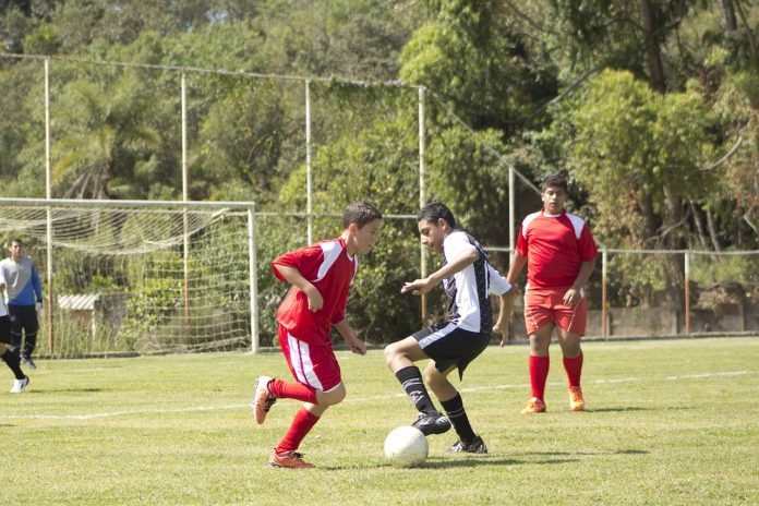 Niños jugando a fútbol