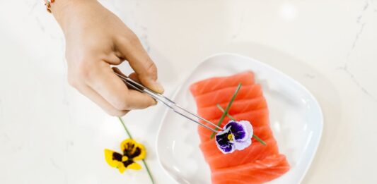 Salmón con flor comestible