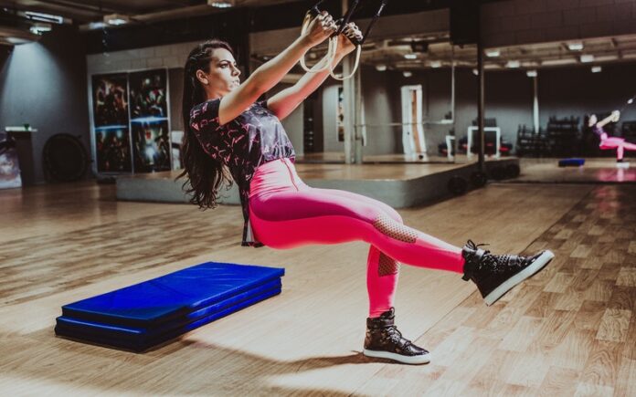 Mujer haciendo TRX