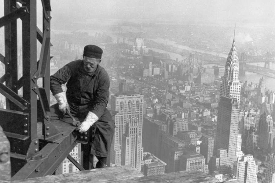 Trabajador en lo alto de un edificio