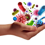 Una-mano-sosteniendo-celulas-microorganimos-tenemos
