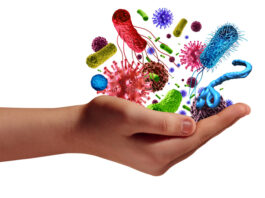 Una-mano-sosteniendo-celulas-microorganimos-tenemos