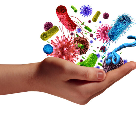 Una-mano-sosteniendo-celulas-microorganimos-tenemos