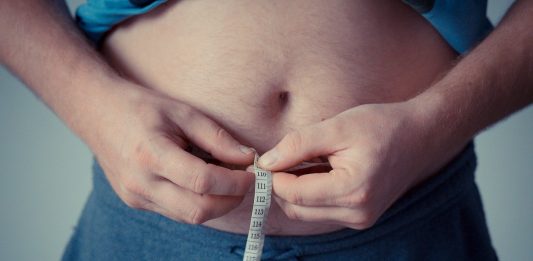 Hombre midiendo perímetro abdominal
