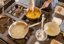 4 sopas y cremas reconfortantes, poco convencionales y aptas para diabetes Una cocina, donde se intuye la mano del cocinero. Tiene al fuego hasta 3 calderos donde se está cocinando varios caldos