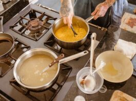 4 sopas y cremas reconfortantes, poco convencionales y aptas para diabetes Una cocina, donde se intuye la mano del cocinero. Tiene al fuego hasta 3 calderos donde se está cocinando varios caldos