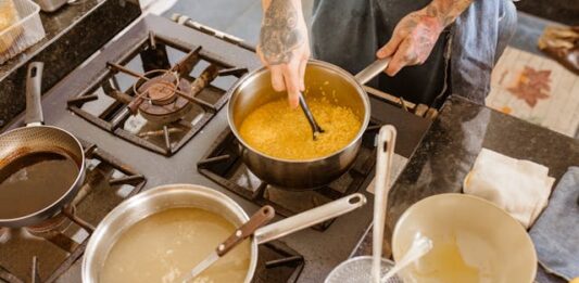 4 sopas y cremas reconfortantes, poco convencionales y aptas para diabetes Una cocina, donde se intuye la mano del cocinero. Tiene al fuego hasta 3 calderos donde se está cocinando varios caldos