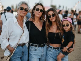 Dos cartas por el Día de la Madre: cuando la diabetes también nos une Cuatro generaciones de mujeres modernas en un festival, abuela, madre, hija y niña con gorra, representando estilo de vida activo y convivencia con diabetes