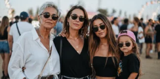 Cuatro generaciones de mujeres modernas en un festival, abuela, madre, hija y niña con gorra, representando estilo de vida activo y convivencia con diabetes
