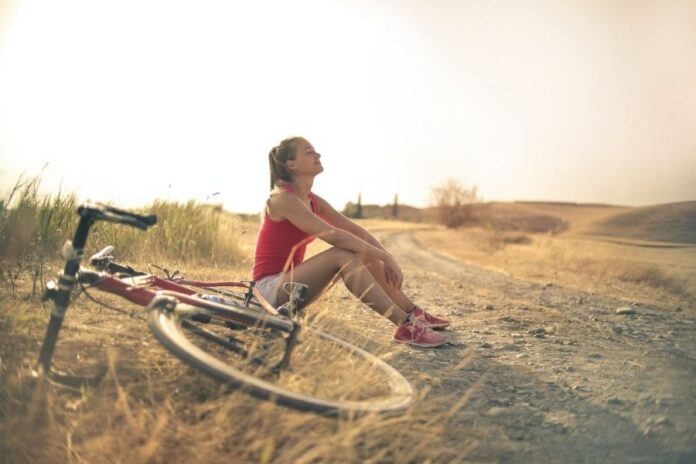 deporte y diabetes Mujer respirando después de montar en bicicleta