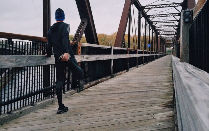 entreno-running Estirando antes de hacer entrenamiento de resistencia
