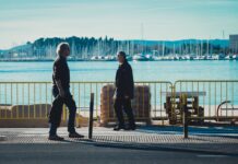Caminar: el hábito sencillo que mejora la mente y la diabetes En un paseo marítimo se ven a dos personas, hombres paseando o caminando