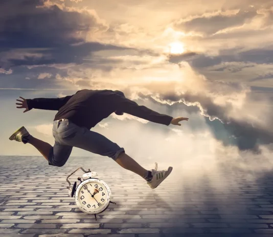 un hombre saltando, sobre un pavimento y un cielo nublado, y un reloj antiguo marcando el tiempo