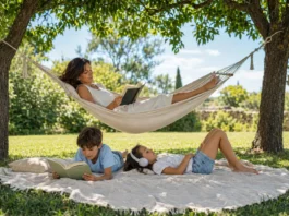 Una maleta de verano: lecturas, recetas y música para desconectar Madre leyendo en una hamaca mientras sus hijos disfrutan de la lectura y la música bajo los árboles durante las vacaciones de verano.