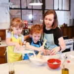 mama-y-peques-cocinando