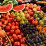 Septiembre vuelve al mercado: los alimentos de temporada que merece la pena llevar a la cesta Mercaddo con estantes que muestran frutas de temporada de septieembre.