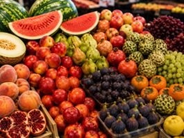 Septiembre vuelve al mercado: los alimentos de temporada que merece la pena llevar a la cesta Mercaddo con estantes que muestran frutas de temporada de septieembre.