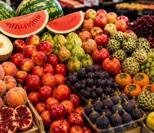 Septiembre vuelve al mercado: los alimentos de temporada que merece la pena llevar a la cesta Mercaddo con estantes que muestran frutas de temporada de septieembre.