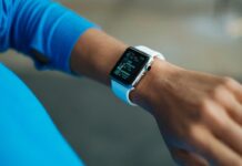 muestra-smartwatch-en-muñeca-hombre