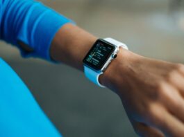 muestra-smartwatch-en-muñeca-hombre