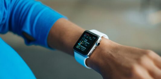 muestra-smartwatch-en-muñeca-hombre